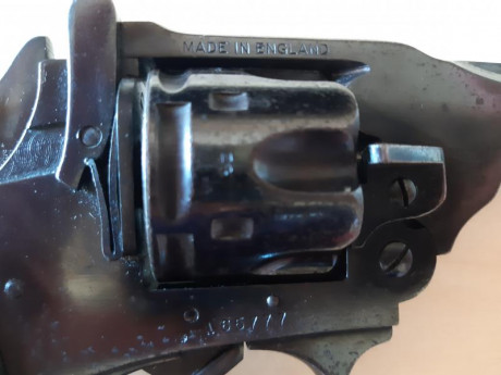 Hola se vende revolver Webley Scott, cal. 38 guiado en A pero que se puede pasar a F sin problemas, está 00