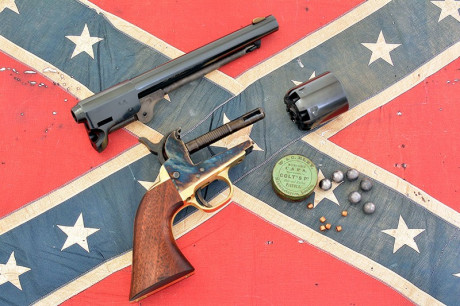  Colt Navy 1851 


Como indicaba su denominación de fábrica, el revólver Navy tenía un tamaño adecuado 01