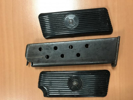Cachas y cargador de la pistola Zastaba M70AA TOCAREV 

40 euros . 00