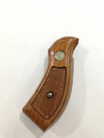 Hola compañeros.

Busco unas cachas para un Smith and Wesson 686 pero es el armazón redondo.
Igual como 00