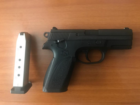 Hola, un amigo vende esta pistola FN, modelo P9, cal 9 para, con maletín, tres cargadores, y Kit original 01