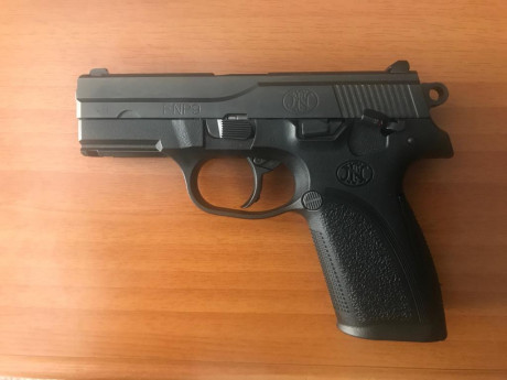 Hola, un amigo vende esta pistola FN, modelo P9, cal 9 para, con maletín, tres cargadores, y Kit original 00