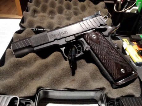 Buenas compis. 
Vendo o cambio la pistola del asunto, con 7 cargadores de 10 y 4 de 9, dos juegos de cachas 01