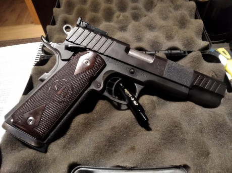 Buenas compis. 
Vendo o cambio la pistola del asunto, con 7 cargadores de 10 y 4 de 9, dos juegos de cachas 00