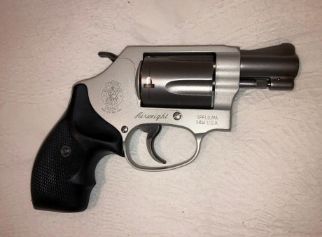Revólver Smith & Wesson M637 "Airweight" con cañón de 2" y calibre .38 SP. Revólver 00