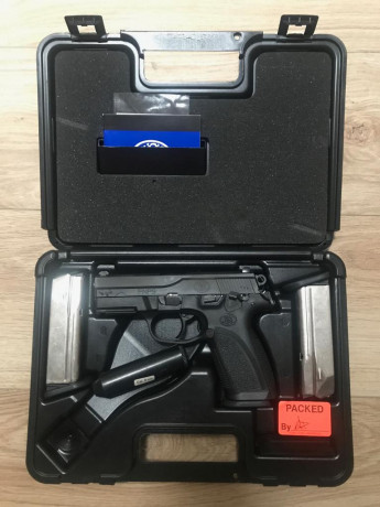 Hola, un amigo vende esta pistola FN, modelo P9, cal 9 para, con maletín, tres cargadores, y Kit original 11