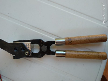 Vendo turquesa Lee para el 9 de 124 gr y a 356, dos huecos.
Precio 
Está en Collado Villalba 01