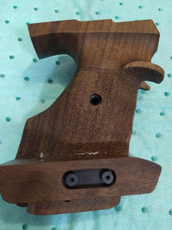 Vendo empuñadura original de la pistola Feinwerkbau AW93, está sin uso, talla M. Yo necesito una talla 01