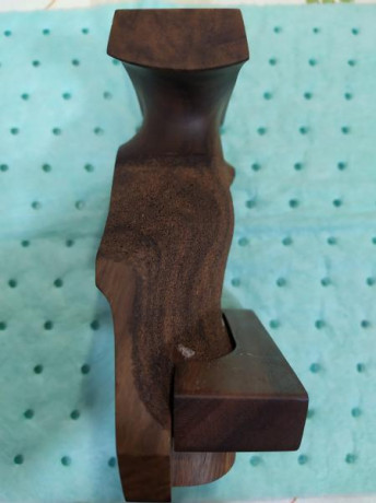 Vendo empuñadura original de la pistola Feinwerkbau AW93, está sin uso, talla M. Yo necesito una talla 00