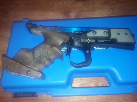 Lo dicho, pistola para competición de fuego central o grueso calibre qué es lo mismo. 
Tres cargadores 00