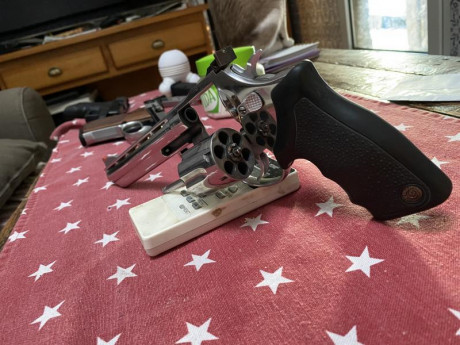 Vendo revólver Taurus 357 magnum en 6 pulgadas en perfecto estado 

precio 250€
 0FFC2C7E-07D7-4D42-9F6E-F3856B678BCA.jpeg 01