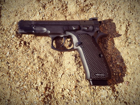 Hola amigos! ya que se muestran tantas armas buenas creo que a los propietarios de una cz 75 se nos tendría 52