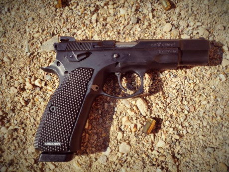 Hola amigos! ya que se muestran tantas armas buenas creo que a los propietarios de una cz 75 se nos tendría 50