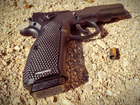 Hola amigos! ya que se muestran tantas armas buenas creo que a los propietarios de una cz 75 se nos tendría 61