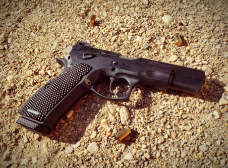 Hola amigos! ya que se muestran tantas armas buenas creo que a los propietarios de una cz 75 se nos tendría 60