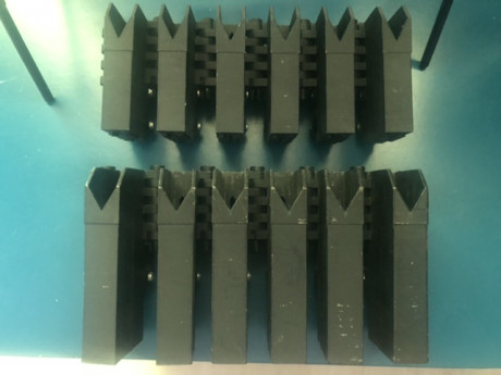 Vendo dos juegos de portacargadores el de arriba es para cargadores del 22 lr 35€ el de abajo pistolas 01