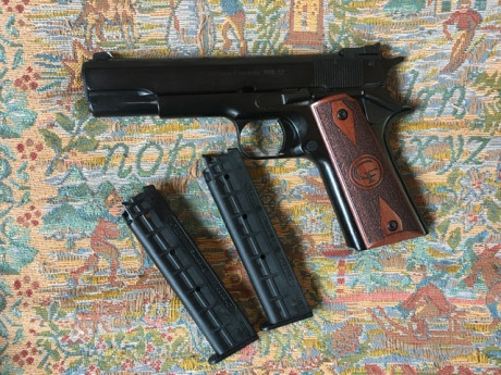 Por cese de actividad  mi padre vende
 Pistola Chiappa 1911 calibre  22  
Con su maletin y dos cargadores 02