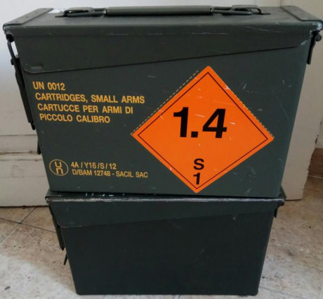 Lote dos cajas metálicas de munición, usadas, una en estado muy bueno y otra más usada pero no maltratada, 00