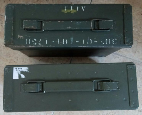 Lote dos cajas metálicas de munición, usadas, una en estado muy bueno y otra más usada pero no maltratada, 12