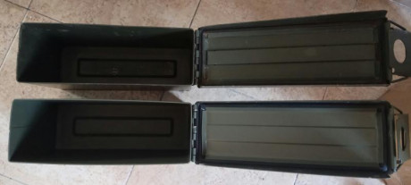 Lote dos cajas metálicas de munición, usadas, una en estado muy bueno y otra más usada pero no maltratada, 11