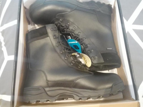 Se venden botas tacticas Original Swat.
Son waterproof y lleva Thinsulate para el frio.
Nuevas a estrenar. 01