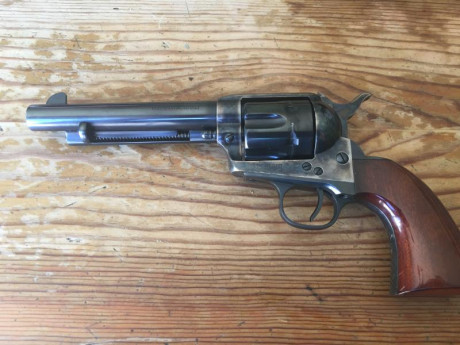 Se vende Uberti 45 lc, guiada en F. El arma está en Valladolid. 275€ 02