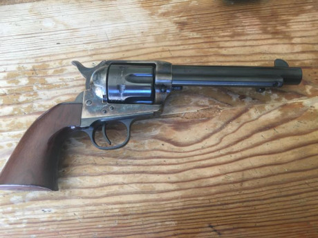 Se vende Uberti 45 lc, guiada en F. El arma está en Valladolid. 275€ 01