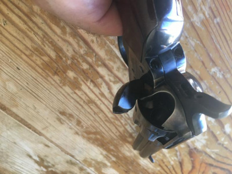 Se vende Uberti 45 lc, guiada en F. El arma está en Valladolid. 275€ 00