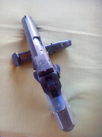 Hola. Vendo Tanfoglio stok III.
La pistola tiene su uso pero esta en perfectas condiciones de funcionamiento 00