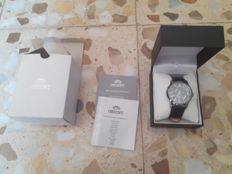 Reloj Orient automático, en perfecto estado. Caja de acero inoxidable, correa de cuero genuino, 21 joyas, 01