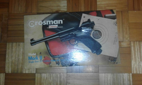 Dos armas cortas de CO2, calibre 4,5 m/m de la marca Crosman, una pistola modelo Mark II en su caja original 02