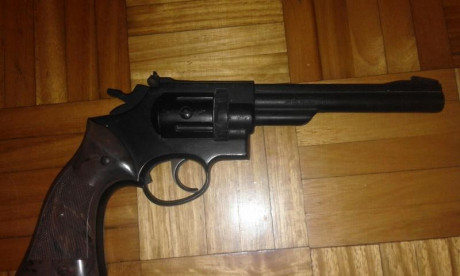 Dos armas cortas de CO2, calibre 4,5 m/m de la marca Crosman, una pistola modelo Mark II en su caja original 11