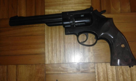 Dos armas cortas de CO2, calibre 4,5 m/m de la marca Crosman, una pistola modelo Mark II en su caja original 10