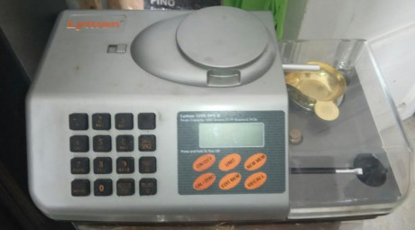 Dosificador electrónico marca Lyman, tiene su tiempo pero se encuentra en buen estado y es operativo. 02