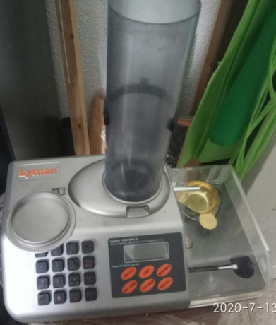 Dosificador electrónico marca Lyman, tiene su tiempo pero se encuentra en buen estado y es operativo. 12