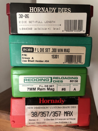 Vendo los cuatro ( YA QUEDA UNO ) juegos de matrices (die sets) que aparecen en las fotografías.

•	Marca 00