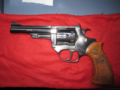 Pues que pretendo hacer hueco para nuevas adquisiciones y pongo a la venta este revólver. Evidentemente 02