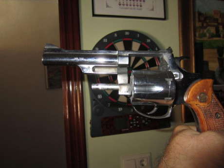 Pues que pretendo hacer hueco para nuevas adquisiciones y pongo a la venta este revólver. Evidentemente 01