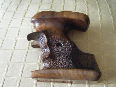 MUY BUENA CACHA PARA PISTOLA FEINWERKBAU AW-93. SIN USO. REALIZADA POR EL MAESTRO TAMARGO. ZURDA. TALLA 01