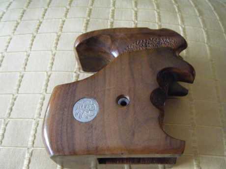 MUY BUENA CACHA PARA PISTOLA FEINWERKBAU AW-93. SIN USO. REALIZADA POR EL MAESTRO TAMARGO. ZURDA. TALLA 00