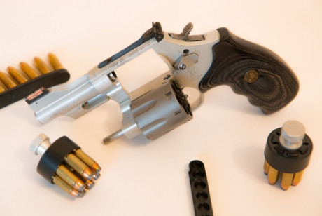 Por falta de uso pongo a la venta el siguiente revólver; Smith & Wesson Mountain Lite 386sc. Se trata 12