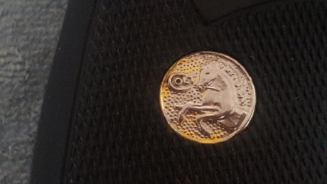 Pues eso, que vendo estas cachas Pachmayr para Colt Python,con el logo del caballito rampante de Colt, 02