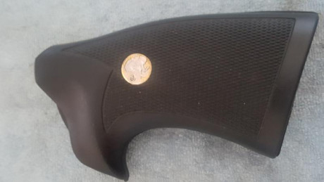 Pues eso, que vendo estas cachas Pachmayr para Colt Python,con el logo del caballito rampante de Colt, 01