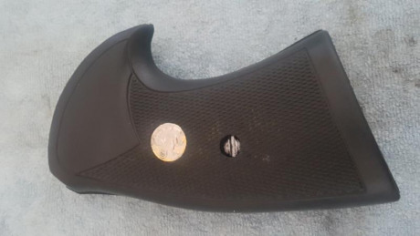 Pues eso, que vendo estas cachas Pachmayr para Colt Python,con el logo del caballito rampante de Colt, 00