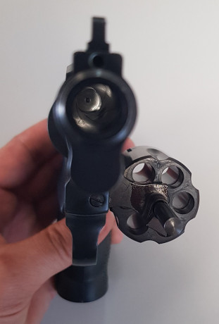 Pongo a la venta dos armas de un compañero que se quiere ir quitando cosas de encima.

Revolver  Alfa 11