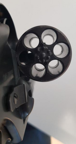 Pongo a la venta dos armas de un compañero que se quiere ir quitando cosas de encima.

Revolver  Alfa 21