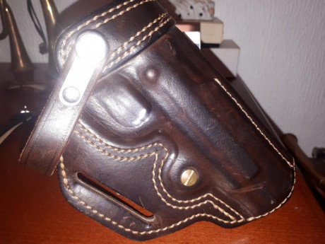 Buenas
Vendo este lote de 3 fundas, se vende en su conjunto.
Una para pistola  SIG P210  de 5 pulgadas, 01