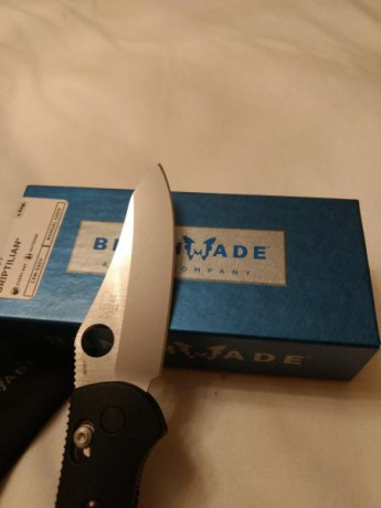 Que tal, vendo esa benchmade Griptilian S30V nueva a estrenar , lo dicho no ha salido de la caja ,solo 20
