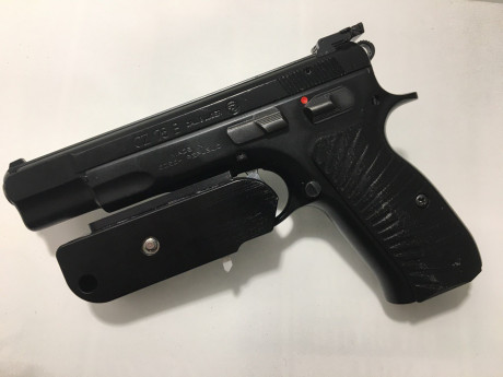 Hola amigos! ya que se muestran tantas armas buenas creo que a los propietarios de una cz 75 se nos tendría 101