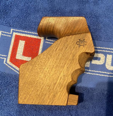 Buenos días:

  VENDIDA   Cacha Morini talla M de la mano izquierda, para las pistolas Walther GSP o GSP 01